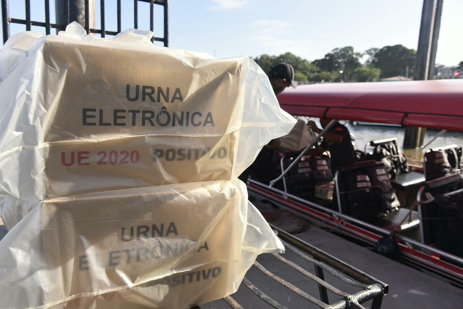 Urnas eletrônicas do primeiro turno das eleições são levadas para a ilha de Cotijuba, em Belém
